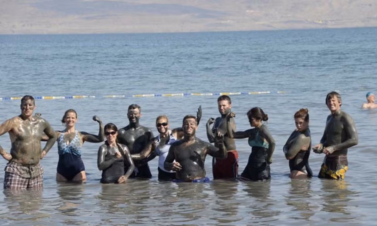 Bởi vì Biển Chết rất giàu khoáng chất và những khoáng chất này có thể có tác dụng trị liệu một số bệnh ngoài da hoặc một số chứng bệnh mãn tính. (Nguồn: VYC Travel)