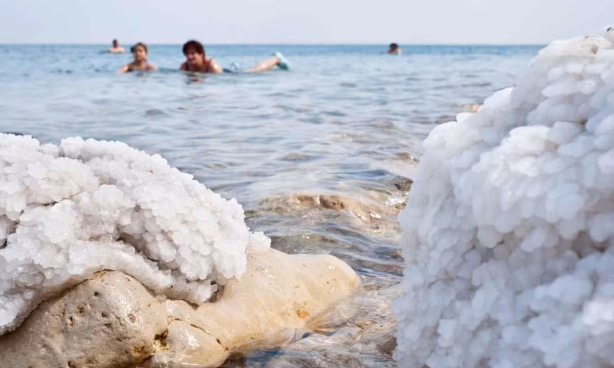 Một khi không cẩn thận, nước biển sẽ vào mắt, mũi hoặc miệng của chúng ta. (Nguồn: Focus Asia Travel)