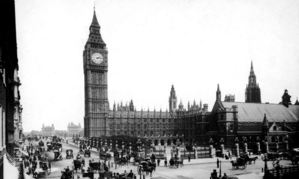 Trong hai năm chiến tranh thế giới thứ nhất, Big ben ngừng đổ chuông và các mặt đồng hồ không được chiếu sáng ban đêm để tránh bị tấn công bởi tàu Zeppelin của Đức. Nguồn: BBC.