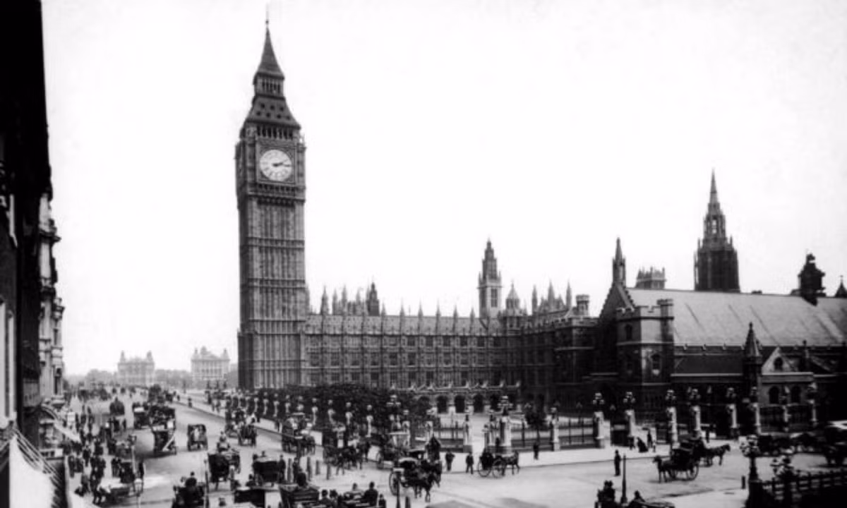 Trong hai năm chiến tranh thế giới thứ nhất, Big ben ngừng đổ chuông và các mặt đồng hồ không được chiếu sáng ban đêm để tránh bị tấn công bởi tàu Zeppelin của Đức. Nguồn: BBC.