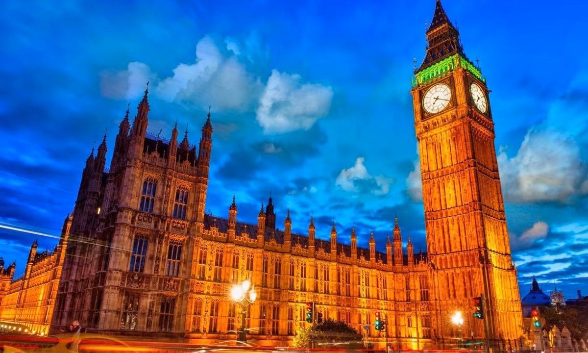 Big Ben bị nghiêng về hướng Tây Bắc theo một góc 0,26 độ. Theo tính toán, phải mất khoảng 10.000 năm nữa thì Big Ben mới có độ nghiêng như tháp nghiêng Pisa của Italy. Nguồn: Global Travel Alliance.