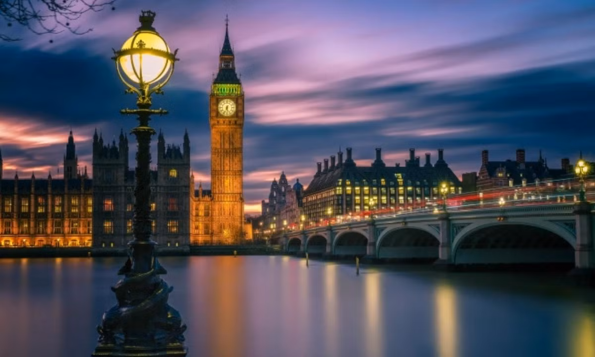 Tính đến hiện tại, Big Ben đã 157 tuổi, đổ chuông 15 phút/lần và phát ra những tiếng "bong" khi điểm đúng giờ. Nguồn: TravelMag.