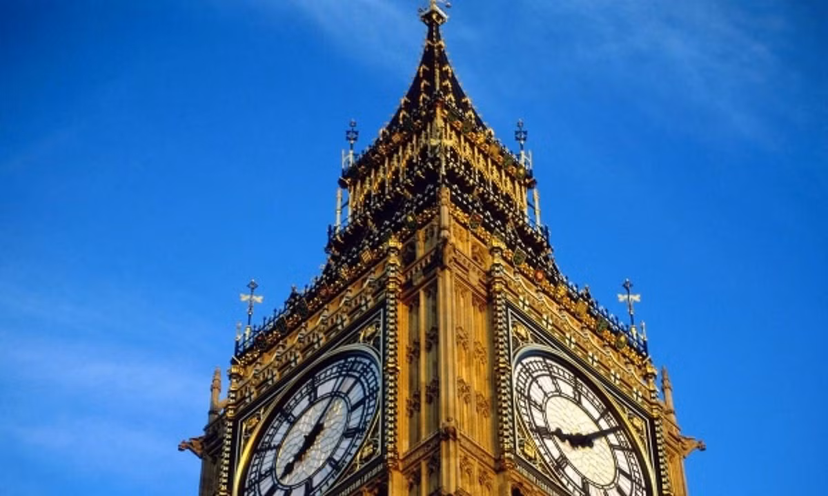 Bất chấp những thăng trầm, biến thiên của lịch sử, ngày nay, đồng hồ Big Ben vẫn đứng vững và trung thành với nhiệm vụ đổ chuông mỗi giờ. Nguồn: Du học Ocean.