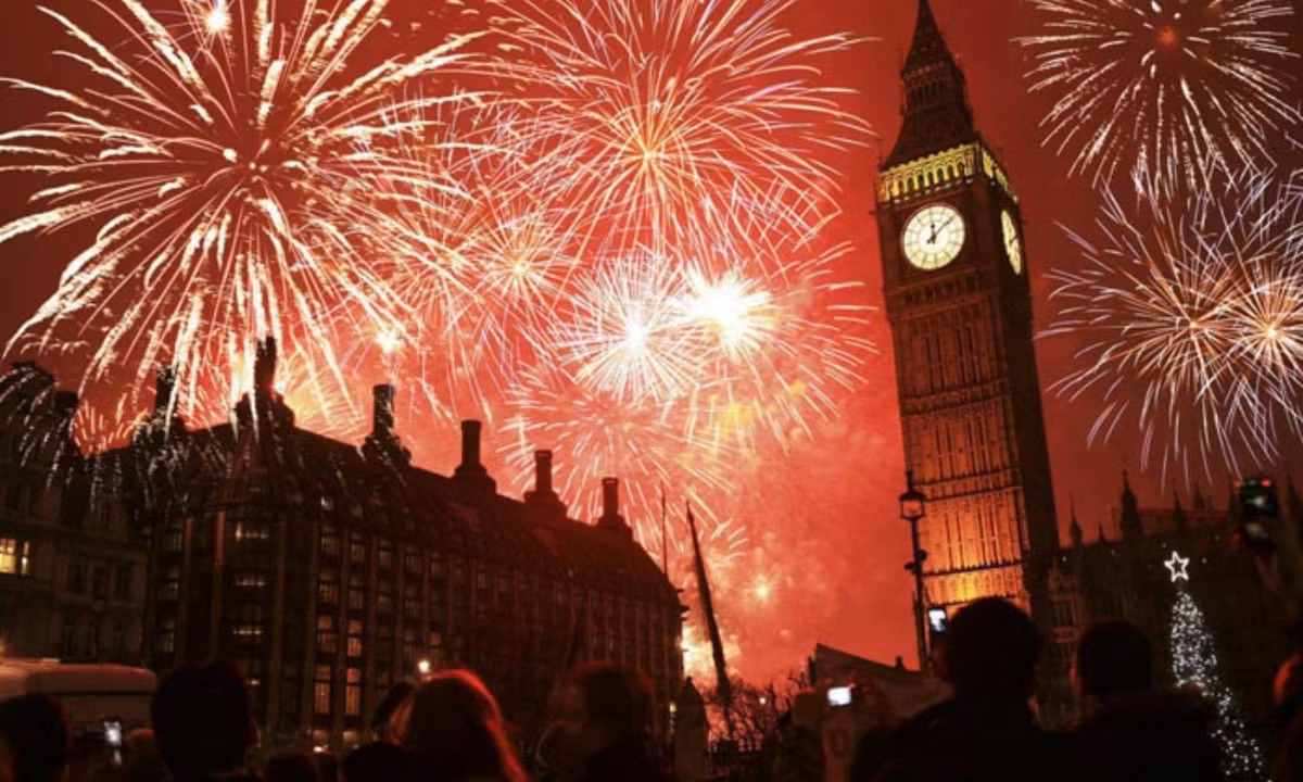 Người dân London và cả nước Anh, đã quen dần với việc chờ đón tiếng chuông của tháp đồng hồ Big Ben trong mỗi đêm giao thừa, và các ngày lễ của nước Anh. Nguồn: Lữ hành Việt Nam.