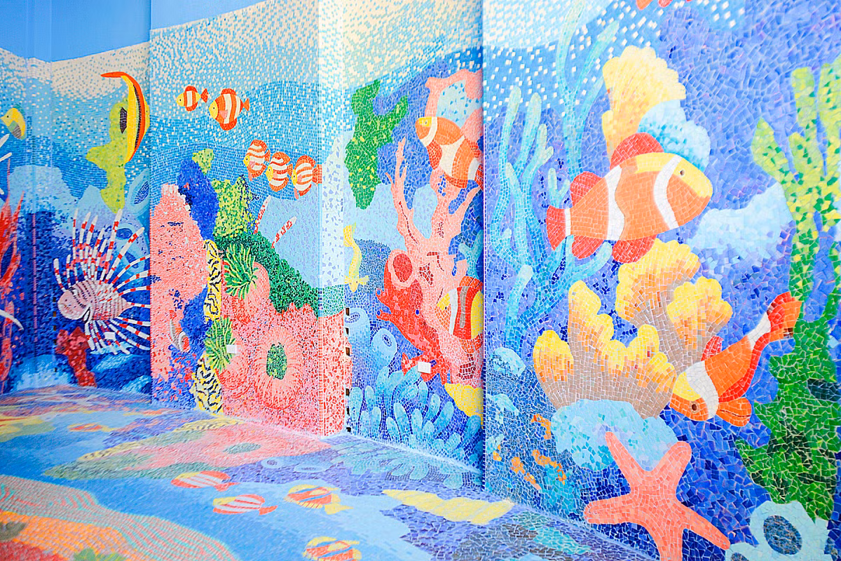 Tòa nhà gốm sứ dài 60 m, cao trung bình 6 m, nơi cao nhất là 7,2 m, nơi thấp nhất 4,8 m.