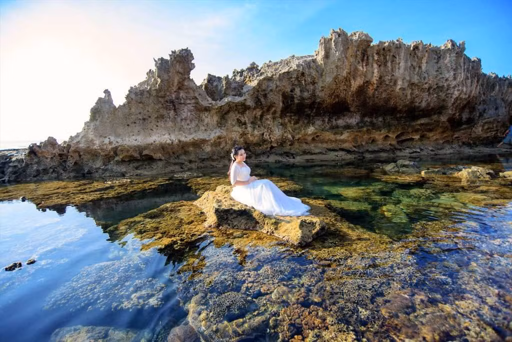  3. Đảo Bình Hưng Đảo Bình Hưng là một trong ba đảo Tam Bình thuộc vịnh nước sâu Cam Ranh, tỉnh Khánh Hòa, nổi tiếng với những bãi cát trắng trải dài, và màu nước biển trong xanh đến hút hồn. Ảnh: rivertours.com.vn.