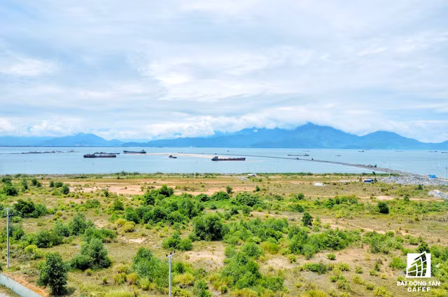 Cũng theo Infonet, đối với dự án này thì số tiền chủ đầu tư phải nộp cho ngân sách Nhà nước là 138, 2 tỉ đồng (812.000 đồng/m2 x 170.213m2). Nhưng chủ đầu tư được giảm 10% (13,8 tỉ đồng) do nộp tiền 1 lần. Vì vậy số tiền mà ông Vũ “nhôm” thực nộp vào ngân sách là 124,3 tỉ đồng. Ảnh: Bất động sản CafeF