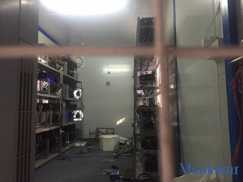 Phía bên trong ngôi nhà container lắp máy đào tiền ảo Bitcoin
