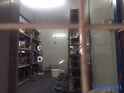 Phía bên trong ngôi nhà container lắp máy đào tiền ảo Bitcoin