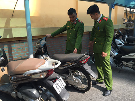 Các điều tra viên kiểm tra tang vật vụ án.