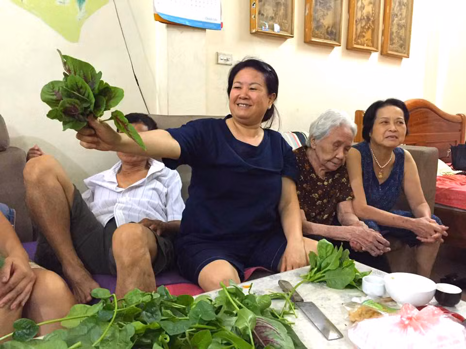 Khu vườn của chị Nhung không những cung cấp đủ rau sạch cho gia đình mà còn làm quà cho cả người thân.