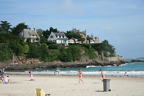 Với người Pháp, “khu Hamptons” của họ phố biển Dinard, nằm ở bờ biển phía tây của bán đảo Bretagne