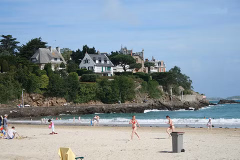 Với người Pháp, “khu Hamptons” của họ phố biển Dinard, nằm ở bờ biển phía tây của bán đảo Bretagne