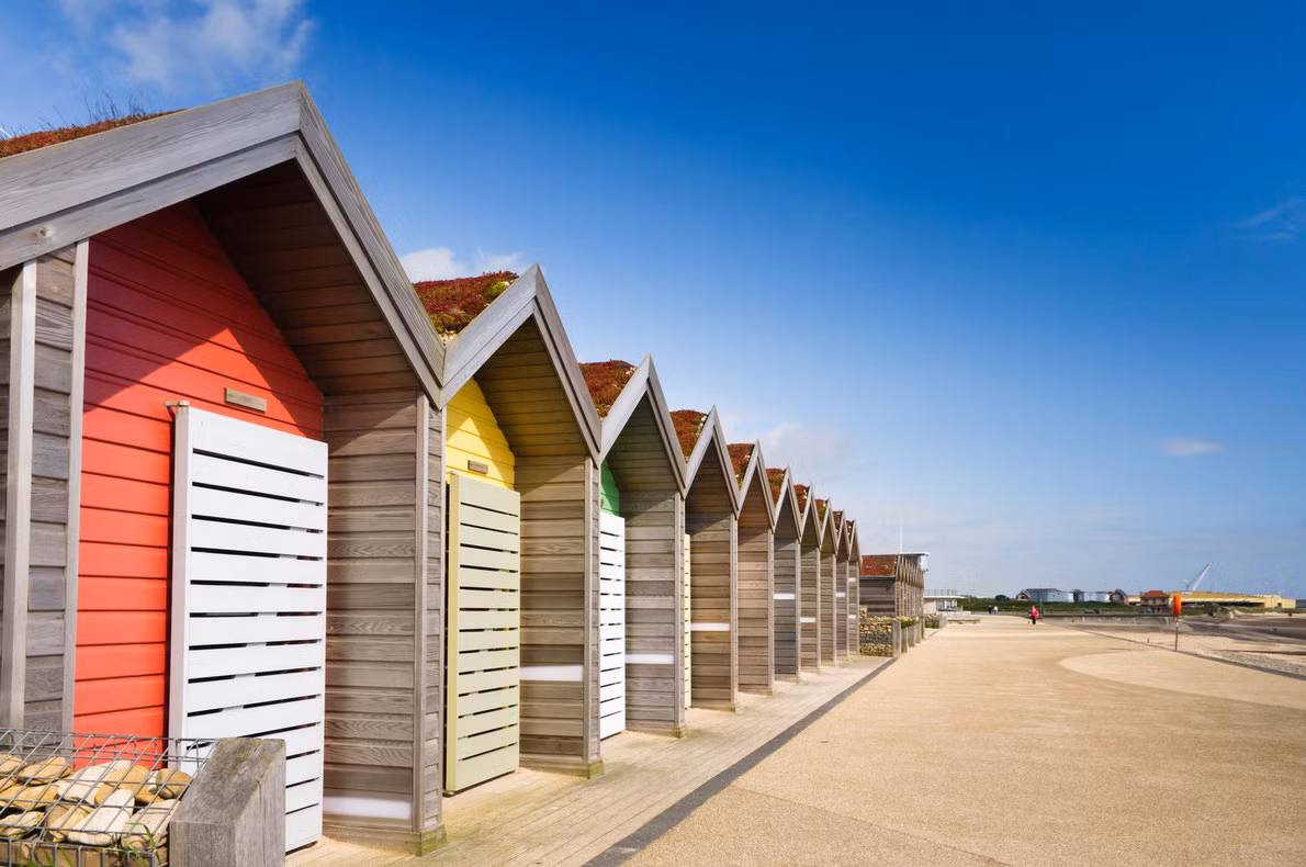  Blyth (Northumberland - Vương quốc Anh) Blyth là một thị trấn cảng nhộn nhịp với một lịch sử phong phú và là nơi có ý thức quan trọng trong việc giữ gìn bản sắc riêng của mình. Đã có một khu định cư ở khu vực Đông Nam Northumberland kể từ thế kỷ 12, nhưng Blyth hiện đại đã phát triển nhanh chóng vào đầu thế kỷ 18 và thu được lợi ích từ việc khai thác than, đóng tàu, đánh bắt cá hiện đại và đường sắt và chỗ ở. Ngoài ra còn có bãi biển Nam nổi tiếng , một cồn cát vàng xinh đẹp , nơi có những túp lều trên bãi biển duy nhất ở Northumberland, tất cả đều có sẵn để cho thuê.