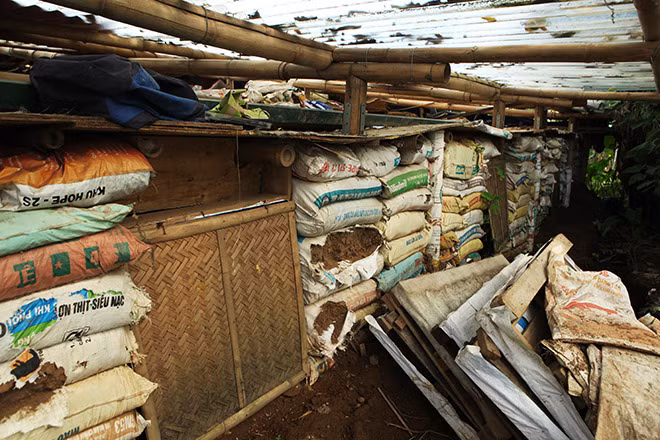 Cột nhà, và các đồ dùng trong nhà được làm bằng tre và gỗ. Ảnh: Vietnamnet.