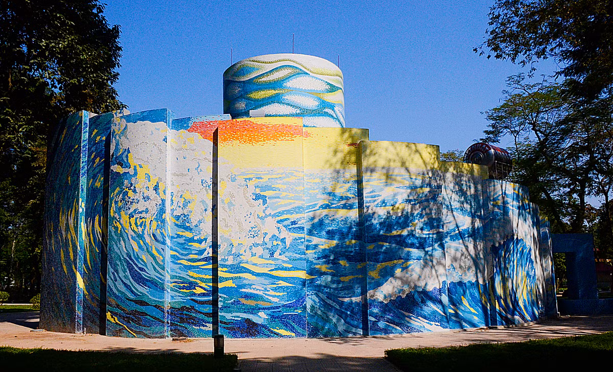 Mặt sau tòa nhà tái hiện hình ảnh sóng biển đại dương cuồn cuộn...