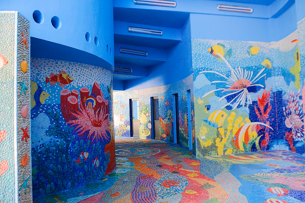 Ngôi nhà gốm sứ này được họa sĩ Thu Thủy và các cộng sự thực hiện ý tưởng cải tạo chỉnh trang thành một công trình nghệ thuật gắn gốm.