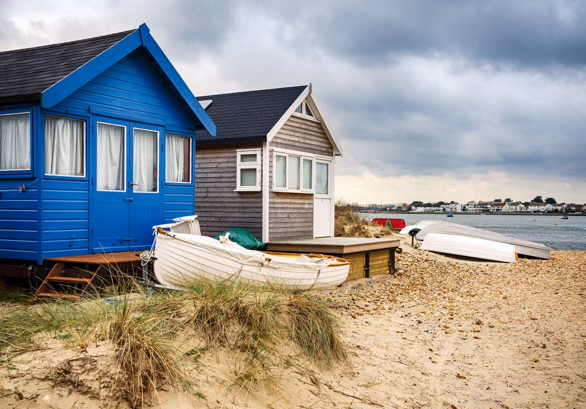  Mudeford (Dorset - Vương quốc Anh) Mudeford là dành cho những người hâm mộ thể thao dưới nước và những người đam mê đánh cá. Tại đây có lối đi dạo tuyệt vời nối liền bến tàu với bãi biển, nơi lý tưởng để bơi, lướt ván buồm và đi thuyền trên khắp Solent. Các hoạt động địa phương khác bao gồm câu cá, chèo thuyền kayak, thuê thuyền và duyệt các tác phẩm nghệ thuật tại các phòng trưng bày nghệ thuật địa phương.