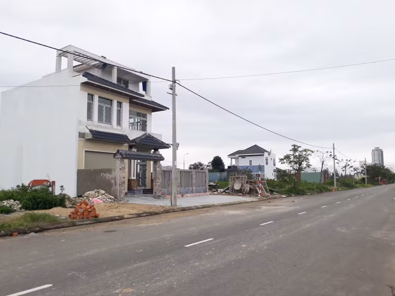 Sau khi được cấp Giấy chứng nhận, chủ đầu tư đã mở bán các lô đất nói trên ra thị trường thông qua hình thức hợp đồng góp vốn và nhận lại quyền sử dụng đất, với thời hạn bàn giao đất chậm nhất là ngày 19/11/2011 - theo tính toán củ Infornet. Tuy nhiên việc xây dựng cơ sở hạ tầng tại dự án này chậm trễ kéo dài nên nhiều hộ dân nhận giấy chứng nhận quyền sử dụng đất mà nhiều năm không nhận được đất trên thực tế . Ảnh: Báo giao thông