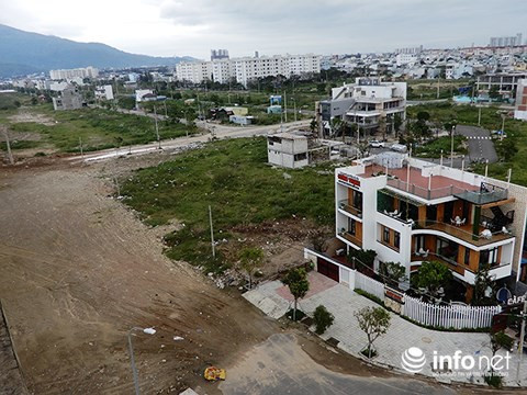Mặc dù chưa triển khai đầu tư xây dựng kết cấu hạ tầng gồm các công trình dịch vụ, hạ tầng kỹ thuật, hạ tầng xã hội theo quy hoạch chi tiết xây dựng đã được phê duyệt; đảm bảo kết nối với hệ thống hạ tầng chung của khu vực theo quy hoạch nhưng chủ đầu tư đã chia khu đất trên thành 527 lô và đã được UBND quận Sơn Trà cấp Giấy chứng nhận quyền sử dụng đất cho từng lô đất riêng biệt. Ảnh: Infornet