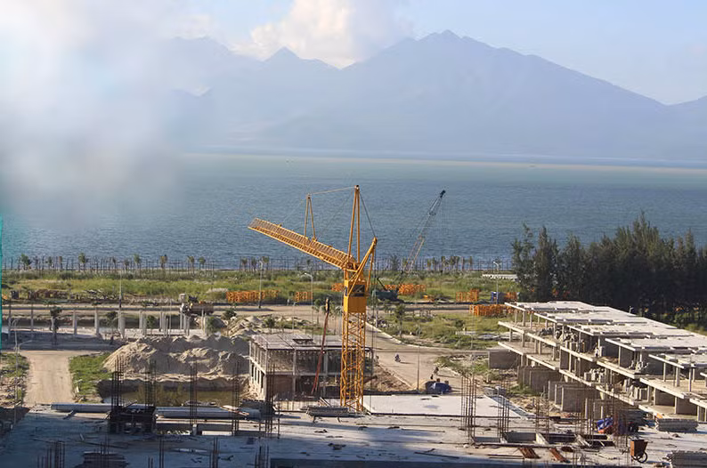 Đến ngày 6/12, tại TP Đà Nẵng, Phó Tổng Thanh tra Chính phủ Bùi Ngọc Lam cùng đoàn công tác của Chính phủ có buổi làm việc với lãnh đạo Đà Nẵng và công bố Quyết định số 2906/QĐ-TTCP ký ngày 20/11/2017 về việc Thanh tra Chính phủ sẽ thanh tra toàn diện việc chấp hành quy định của pháp luật về quản lý và sử dụng đất đai, bảo vệ và phát triển rừng, bảo vệ môi trường, xây dựng đối với dự án Khu đô thị quốc tế Đa Phước TP Đà Nẵng. Ảnh: thienkimreal.com.vn