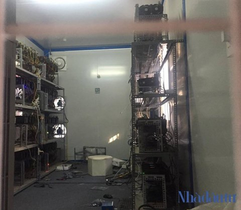 Dàn máy đào Bitcoin bên trong ngôi nhà container ở đường Trần Thị Kim Xuyến, phường Yên Hòa, Cầu Giấy.