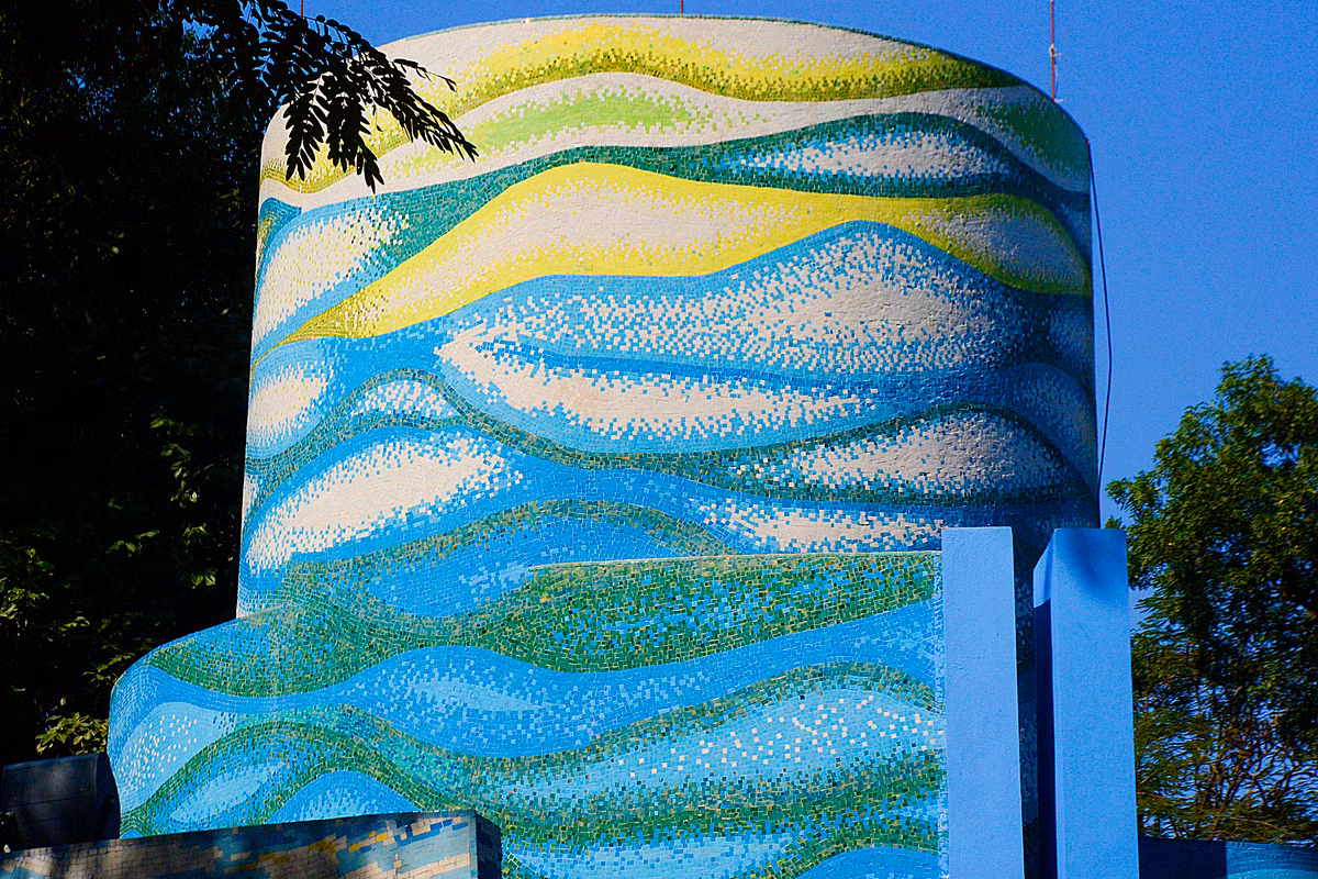 Với kinh phí 8 tỷ đồng, nhà gương được tân trang, "phù phép" qua bàn tay của các hoạ sĩ, trở nên long lanh và độc đáo hơn cả phiên bản huyền thoại trước đây.