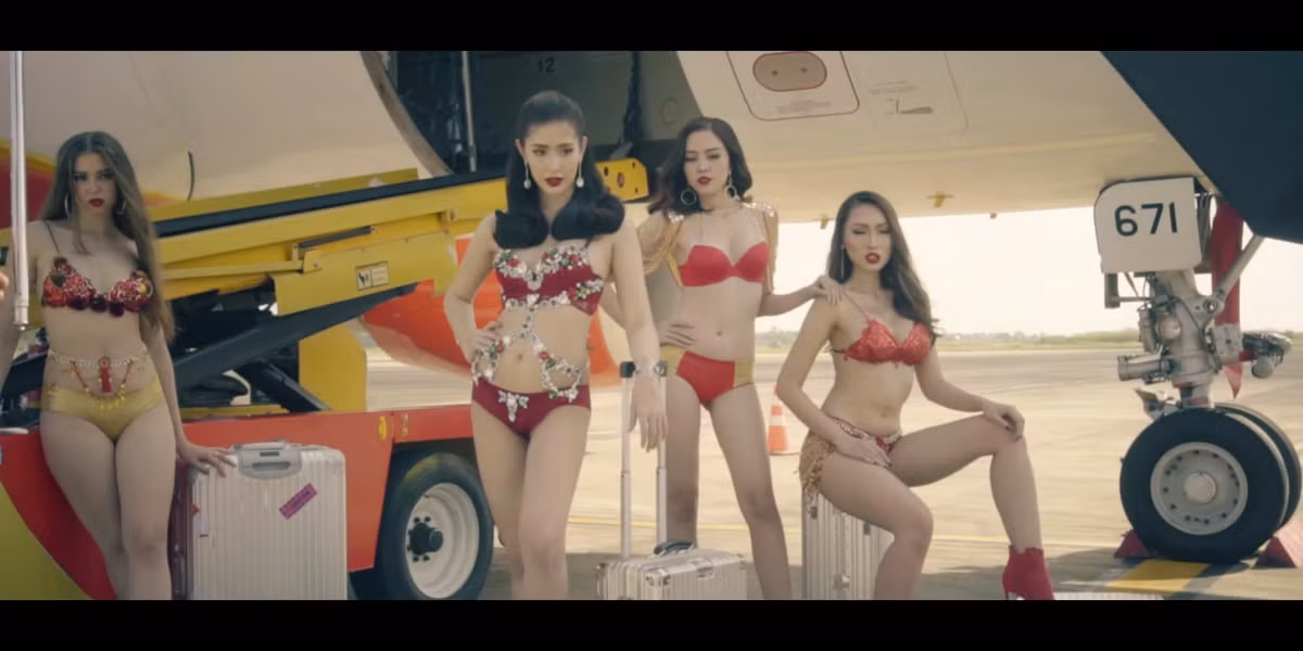 ... cùng Celine Farach - Hot girl người Mỹ được mệnh danh sexy nhất mạng xã hội, Á hậu chuyển giới Thái Lan (Miss Tiffany’s Universe 2017) Kwan Lada bên cạnh những người mẫu khác. Ảnh:Zing.