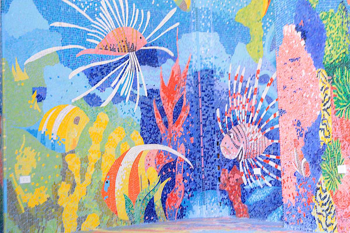 Gốm được những tấm gương phản chiếu vào nhau nhân lên như ống kính vạn hoa, tạo thành mê cung huyền ảo.