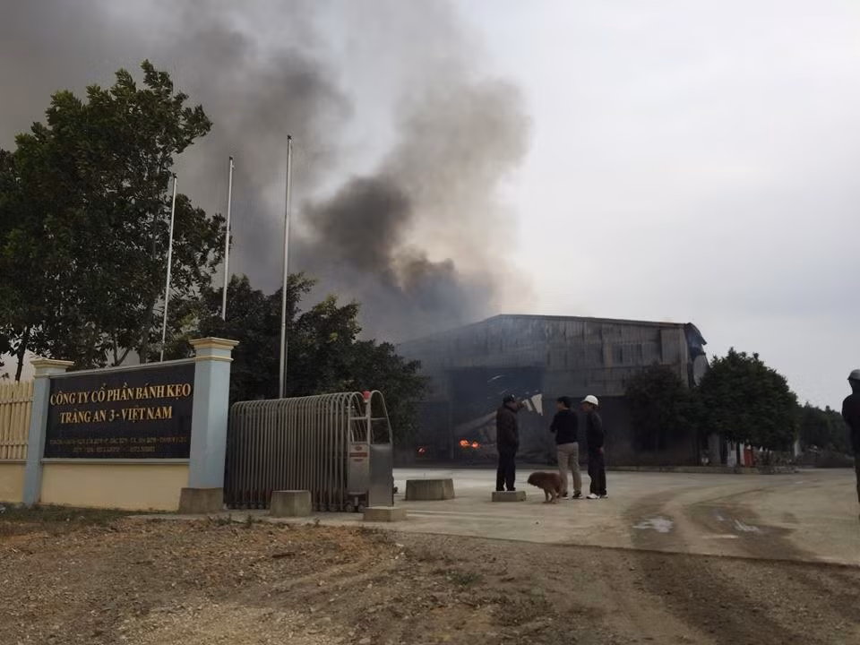 Nguyên nhân vụ cháy nhà máy bánh kẹo Tràng An đang được điều tra, làm rõ...