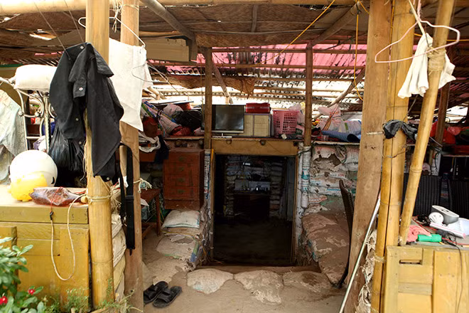  2. Ngôi nhà kì lạ, được quây bằng 5.000 bao cát giữa Thủ đô Ngôi nhà kỳ quái được quây bởi 5.000 bao tải đất, cát, nằm dưới mặt đất hơn 1m nằm ở bãi giữa sông Hồng (Hà Nội). Ảnh: Vietnamnet.