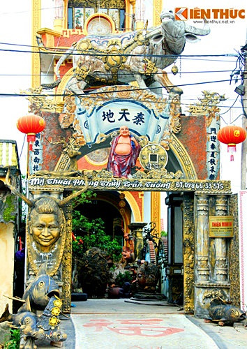 Ngôi nhà nổi bật và gây ấn tượng mạnh mẽ bởi phần mặt tiền quá khác biệt. Ảnh: Bảo Ngọc.