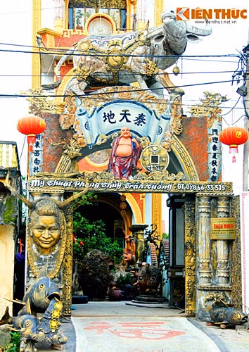 Ngôi nhà nổi bật và gây ấn tượng mạnh mẽ bởi phần mặt tiền quá khác biệt. Ảnh: Bảo Ngọc.