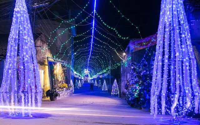 Khắp đường làng, ngõ xóm được trang trí bằng đèn, sao lung linh sắc màu.