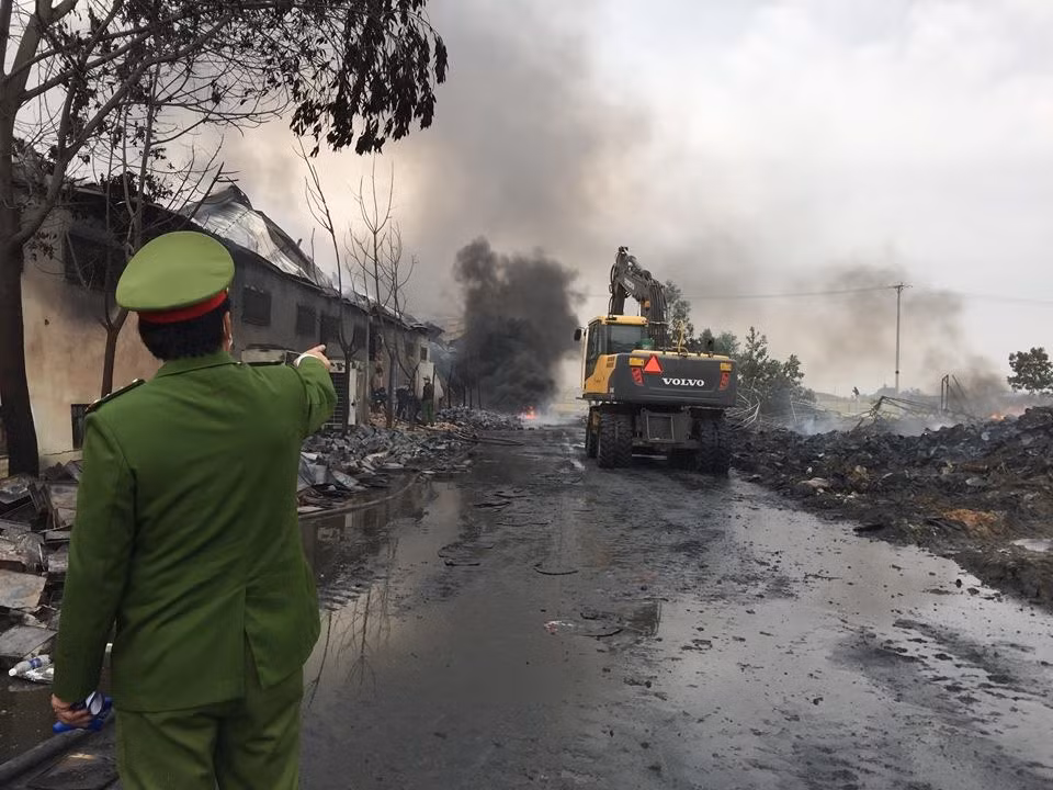 Đến khoảng 10h, đám cháy cơ bản đã được khống chế. Hiện trường vụ cháy Cty CP bánh kẹo Tràng An là bãi ngổn ngang, bánh kẹo, nguyên vật liệu vương vãi khắp nơi. Nhà xưởng bị thiêu rụi, đen nhẻm.