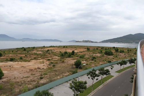 Cũng theo Infornet, dự án Khu đô thị quốc tế Đa Phước chưa có đánh giá tác động môi trường mà công ty The Sunrise Bay Đà Nẵng - doanh nghiệp do đại gia Vũ Nhôm làm Chủ tịch vẫn thản nhiên cho thi công trong nhiều năm qua; đến khi bị đình chỉ thi công vẫn mở bán nhà phố, biệt thự công khai rầm rộ. Ảnh: GDVN.