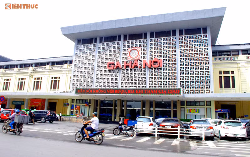 Ga Hà Nội còn có tên là ga Hàng Cỏ, do Pháp xây dựng và khánh thành năm 1902. Ảnh: Bảo Ngọc.