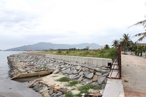 Tuy nhiên, sau đó xuất hiện nhiều thông tin về việc dự án có hàng loạt sai phạm về môi trường, mục đích sử dụng đất, khuất tất trong thủ tục đầu tư rồi hút cát trái phép dưới biển.... Ảnh: GDVN.