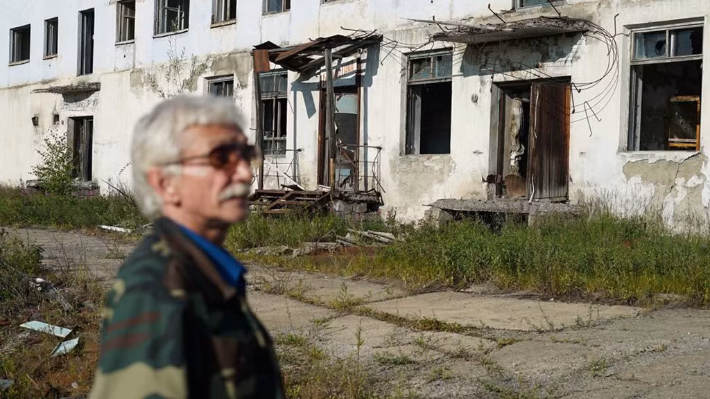 Vladimir kể gia đình và bạn bè của ông đã sống cả cuộc đời ở tỉnh Magadan, vận hành mỏ than và nhà máy điện, để rồi chứng kiến mọi thứ dần sụp đổ xung quanh họ. Ảnh: BBC. Tương lai không khả quan