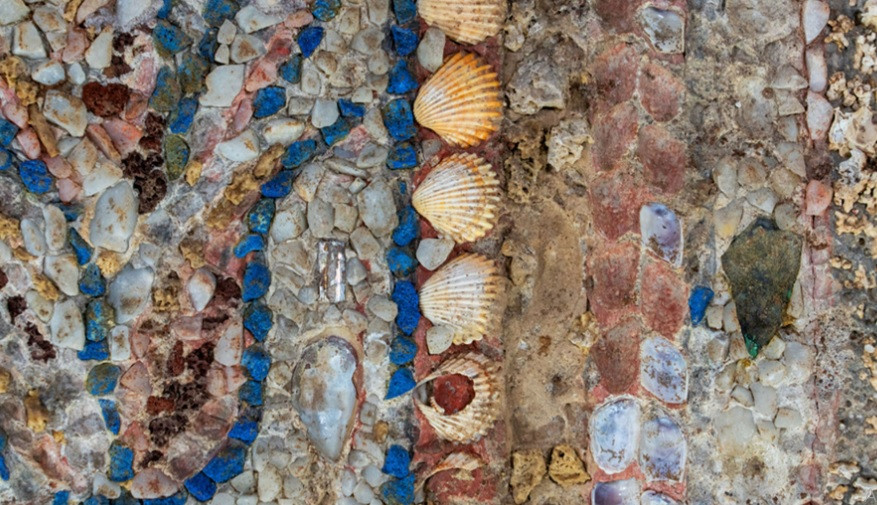 Những nghệ nhân La Mã cổ đại đã tạo ra bức tranh tường trên từ những mảnh vỏ sò, đá màu xanh Ai Cập, đá cẩm thạch và nhiều loại đá khác. Bức tường được hoàn thành theo phong cách được gọi là "rustico" (tạm dịch mộc mạc).