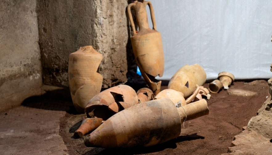 Đặc biệt, một số chi tiết trên bức tranh tường mô tả chiến thắng kép trên đất liền và trên biển của chủ nhà. Vì vậy, một quan điểm cho rằng chủ nhân ngôi nhà có thể vừa là một chính trị gia vừa là một chỉ huy quân sự của đế chế La Mã.