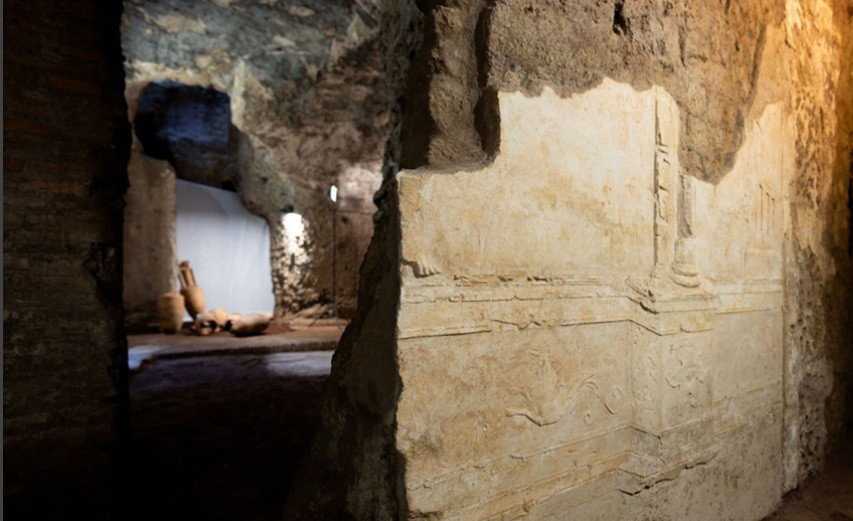 Nhóm nghiên cứu cho hay, bức tranh tường 2.300 tuổi mô tả các dây leo, lá sen, đinh ba, kèn, mũ bảo hiểm, các sinh vật biển thần thoại, phong cảnh ven biển, tàu thuyền...