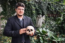 Dựa trên mô hình cuối cùng, chuyên gia Moraes tính toán "Người Rồng" trên có chu vi vòng đầu là 65,1 cm. Kích thước này cho thấy "Người Rồng" có phần đầu lớn nhất trong các loài người từng được phát hiện đến nay.