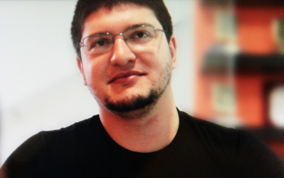 Chuyên gia Moraes (trong ảnh) thêm các điểm đánh dấu mô mềm dựa vào hình ảnh chụp cắt lớp của người hiện đại và tinh tinh rồi điều chỉnh cho phù hợp với đường nét hộp sọ của "Người Rồng".