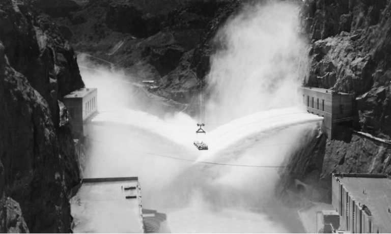 Khi du khách lên đỉnh đập Hoover và cầm chai nước đổ xuống, nước sẽ không chảy xuôi xuống mà sẽ bay ngược lên tung tóe. Các chuyên gia lý giải hiện tượng nước chảy ngược ở đập Hoover xảy ra là do những luồng gió cực mạnh hình thành trong thiết kế đập hình vòm theo hướng đi lên.