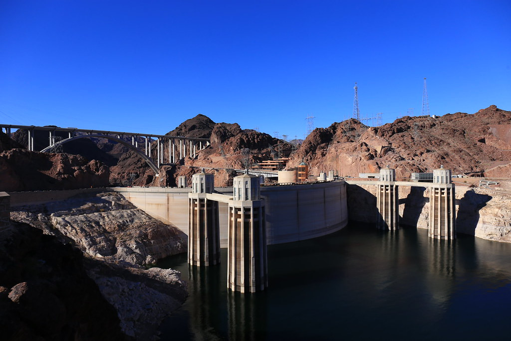 Được trang bị một số công nghệ tiên tiến, đập Hoover còn gây ấn tượng với công chúng bởi kiến trúc ấn tượng, bao gồm đập vòm với độ dốc nghiêng rất hấp dẫn về mặt thị giác.