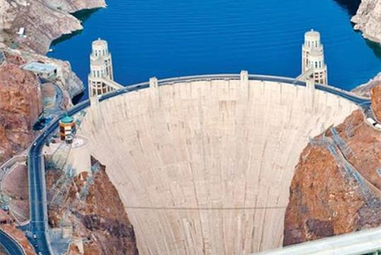 Một trong những kỳ tích kỹ thuật ấn tượng nhất phải kể tới quá trình xây dựng nền móng của đập thủy điện Hoover. Cụ thể, con đập nằm trên đá cứng trong khi lòng sông Colorado lại tạo thành từ cát và sỏi với kết cấu rời rạc. Do vậy, để đảm bảo tính ổn định, đội ngũ công nhân phải đào sâu xuống tiếp cận lớp đá rắn rồi mới xây móng trên đó.