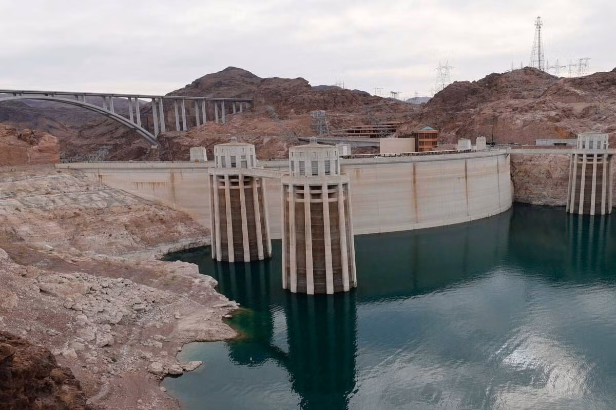 Nằm ở ranh giới giữa Nevada và Arizona, đập thủy điện Hoover cao 221m. Theo đó, đây là một trong những con đập cao nhất nước Mỹ. Công trình đồ sộ này hoàn thành sau 5 năm xây dựng với sự tham gia của khoảng 21.000 công nhân.