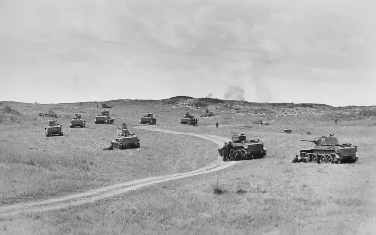 Đến tháng 5/1939, lực lượng Nhật Bản đóng tại Khala, Trung Quốc, bất ngờ tấn công vào lãnh thổ Mông Cổ ở khu vực sông Khalkhyn Gol, tập trung một lượng lớn quân đội nhằm đẩy lui lực lượng Liên Xô và Mông Cổ đóng tại phía đông sông Khalkhyn Gol.