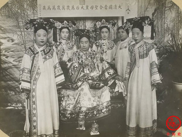 Theo vai vế, Từ Hi Thái hậu là cô của Long Dụ Hoàng hậu (1868 - 1913). Thêm nữa, Long Dụ Hoàng hậu (phải ảnh) là chị họ của hoàng đế Quang Tự. Dù cảm thấy bất mãn và gượng ép nhưng vua Quang Tự không thể làm trái ý Từ Hi Thái hậu.